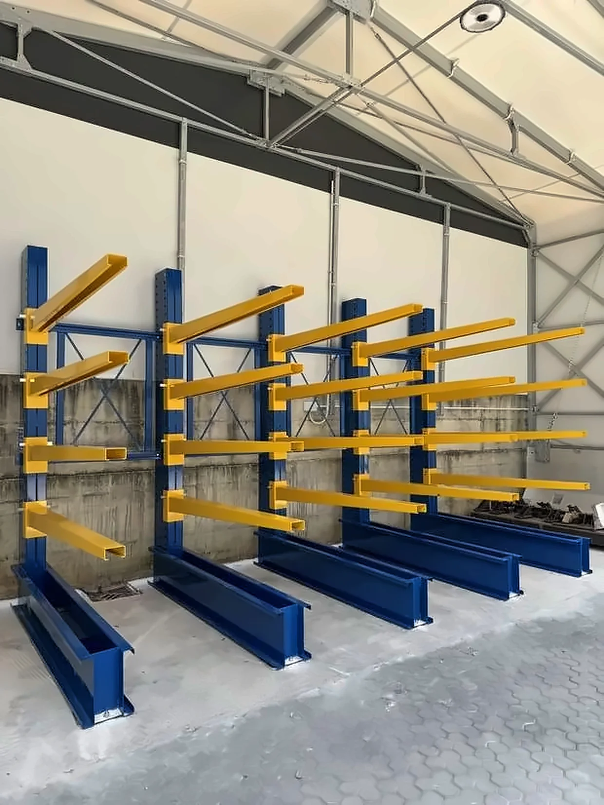 Cantilever blu e giallo