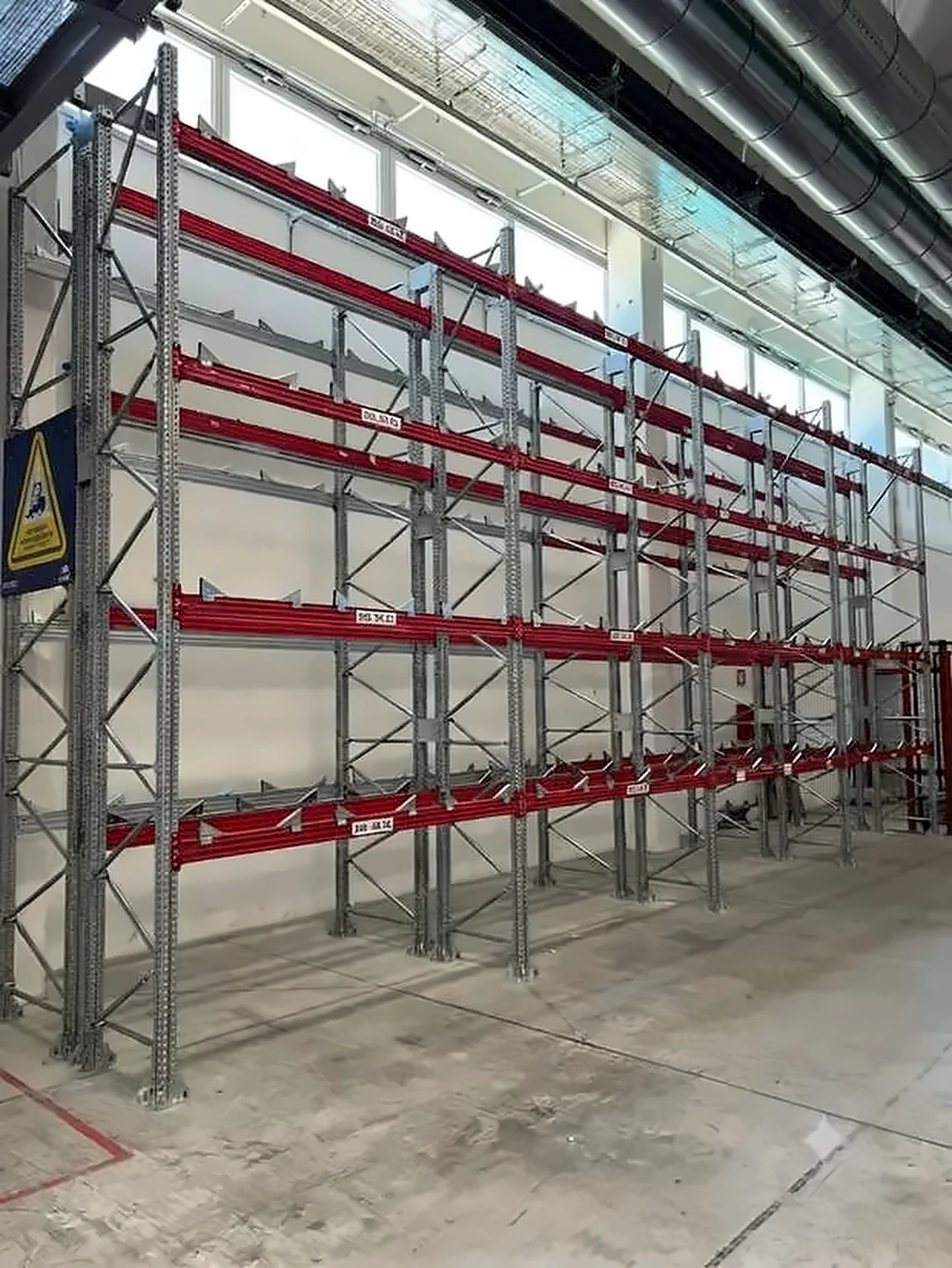 Scaffalatura pesante con travi rosse