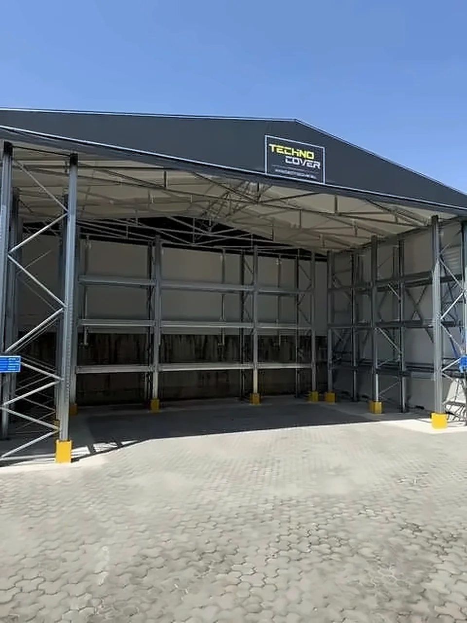 Tettoia industriale con scaffalature